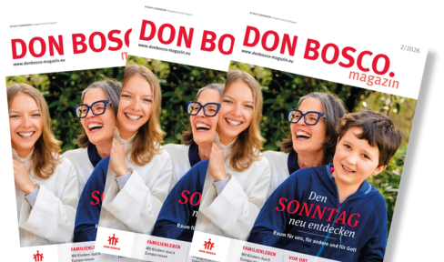 Das Cover des Don Bosco Magazins zeigt eine junge und eine ältere Frau sowie einen Jungen